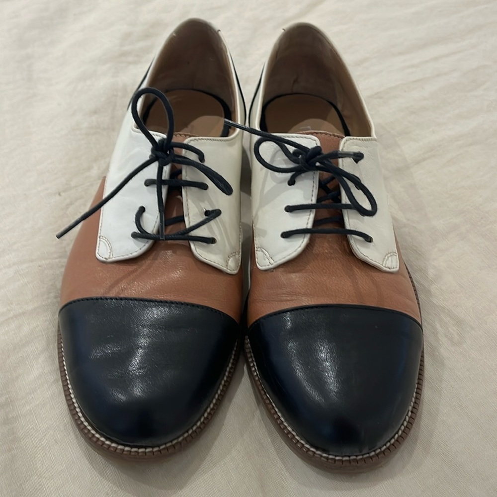 Colour blocked leather shoe